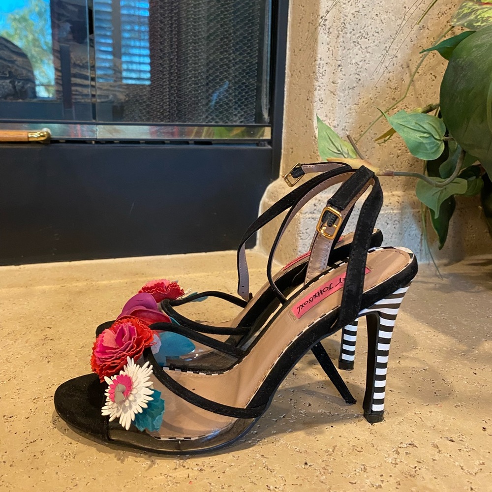 Beautiful Betsey Johnson Heels. - Picture 1 of 5